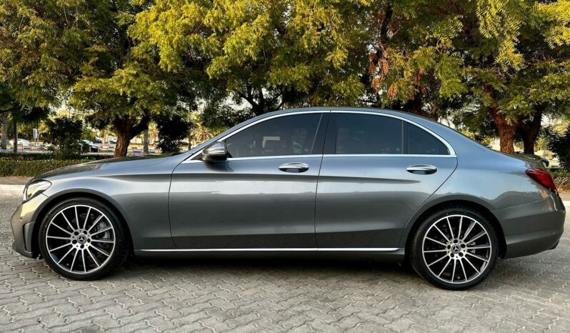 
								Mercedes C-Class 2018 Grey Mountain full									