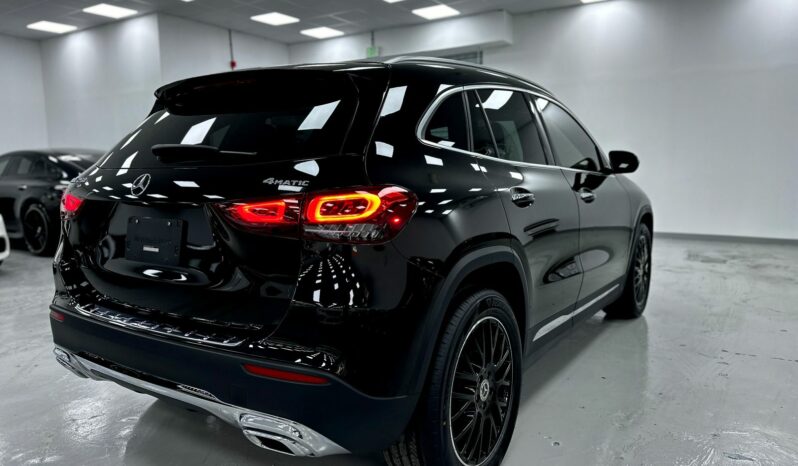 
								Mercedes gla-class 2021 Black (Metallic) full									